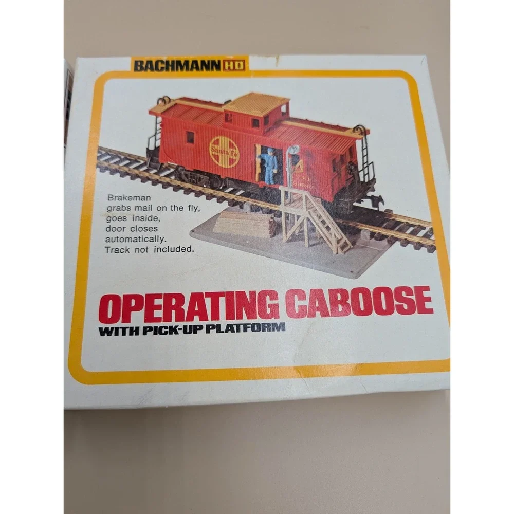 Bachmann HO Lot 2 #1428 Operating Caboose Pick-Platform & #1434 Cattle Crossing